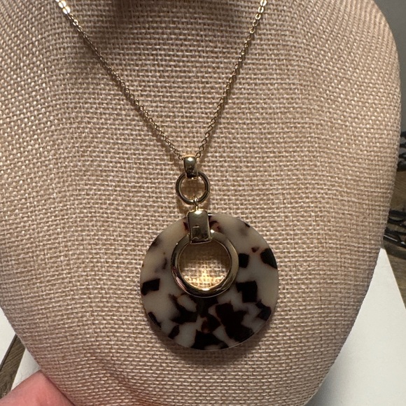 Gold-Tone Pendant Necklace with Tortoiseshell Resin Disc. (BR999/10) - Picture 2 of 3